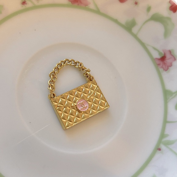 𝐌𝐈𝐍𝐈 𝐂𝐇𝐀𝐍𝐄𝐋 𝐂𝐇𝐀𝐑𝐌 - Picture 1 of 5